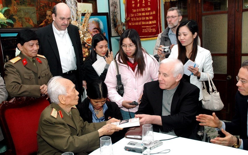 El General Vo Nguyen Giap entregó un libro a Robert Muller, presidente de la Fundación de Veteranos Estadounidenses en Vietnam (VVAF), el 17 de diciembre de 2006. Foto: Tung Lam – VNA