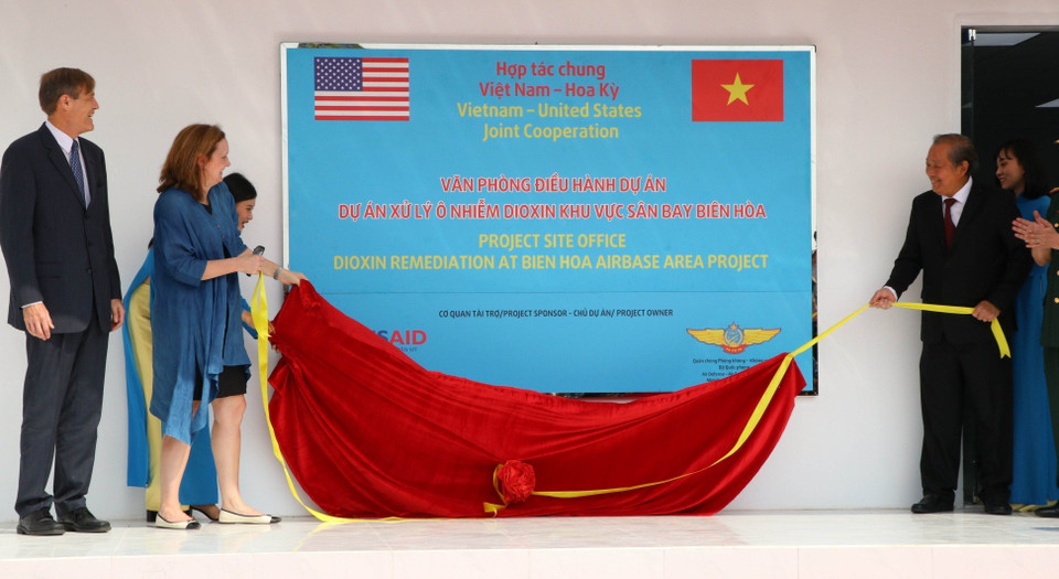 La Agencia de Estados Unidos para el Desarrollo Internacional (USAID), la Fuerza de Defensa Aérea - Antiaérea de Vietnam y el Centro de Acción Nacional para aliviar las consecuencias de productos químicos tóxicos y el medio ambiente (NACCET) inician el proyecto de tratamiento de intoxicación de dioxinas en el aeropuerto de Bien Hoa y firmaron un acuerdo para implementar un proyecto de 65 millones de dólares para apoyar a personas con discapacidad (5 de diciembre de 2019). Foto: Sy Tuyen – VNA