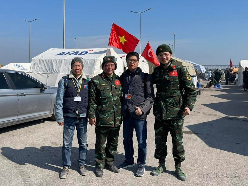 El reportero Hai Linh de la VNA (segundo, derecha), cubre el mayor desastre sísmico en Türkiye en febrero de 2023. Foto: VNA
