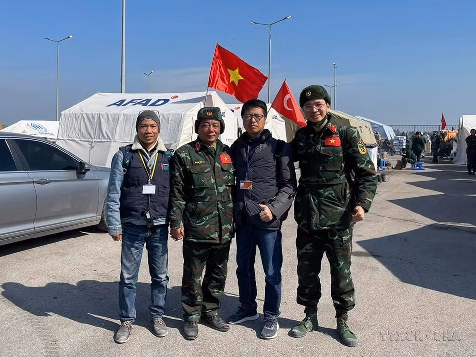 El reportero Hai Linh de la VNA (segundo, derecha), cubre el mayor desastre sísmico en Türkiye en febrero de 2023. Foto: VNA