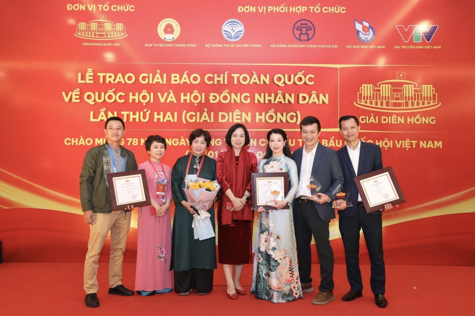 La directora general de la VNA, Vu Viet Trang, con los autores premiados en la entrega de la segunda edición de los Premios Dien Hong sobre la Asamblea Nacional y los Consejos Populares 2024. Foto: Minh Quyet – VNA