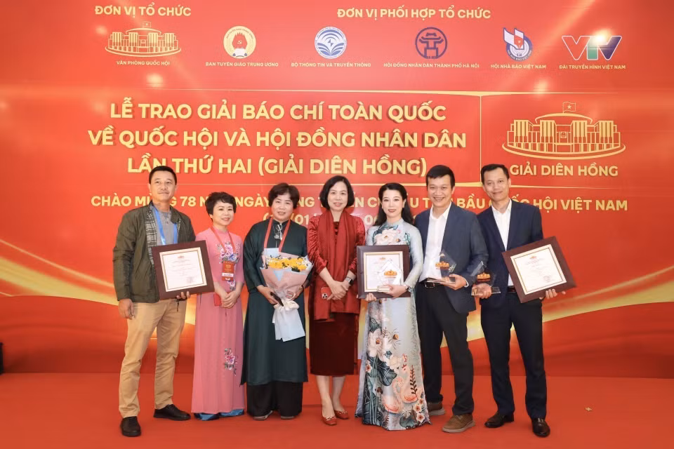 La directora general de la VNA, Vu Viet Trang, con los autores premiados en la entrega de la segunda edición de los Premios Dien Hong sobre la Asamblea Nacional y los Consejos Populares 2024. Foto: Minh Quyet – VNA