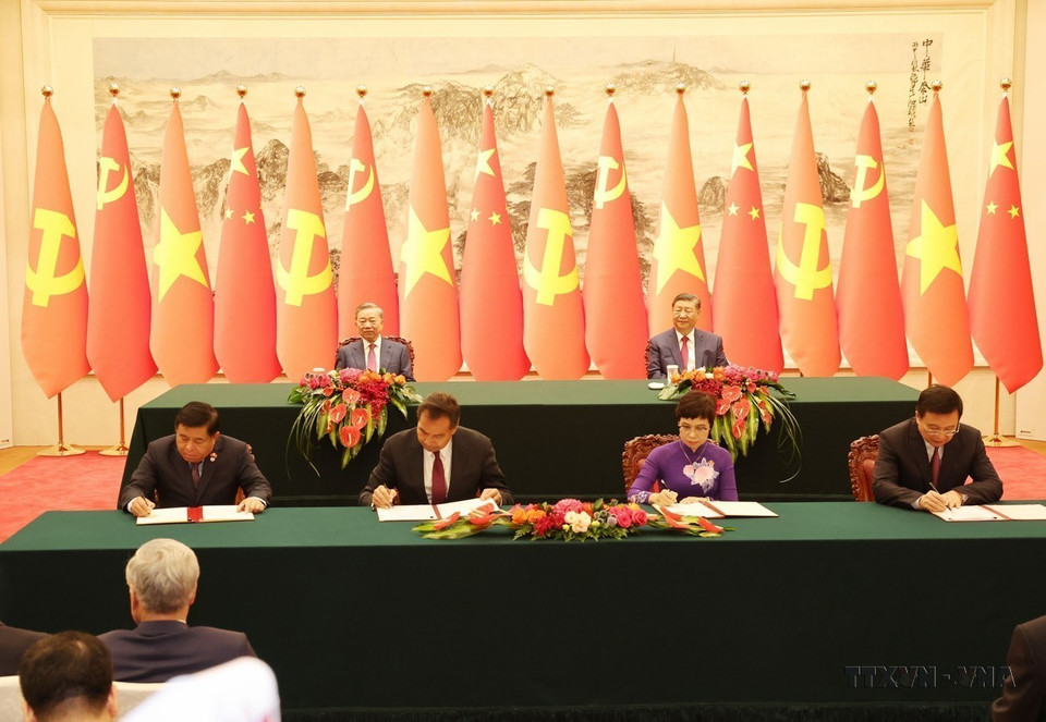 El secretario general del Partido Comunista y presidente de Vietnam, To Lam, y su homólogo chino, Xi Jinping, presencian la firma de un acuerdo de cooperación profesional entre la VNA y la Agencia de Noticias Xinhua (derecha) y otro de cooperación en materia de inversiones (izquierda) entre los dos países (Beijing, 19 de agosto de 2024). Foto: Tri Dung – VNA