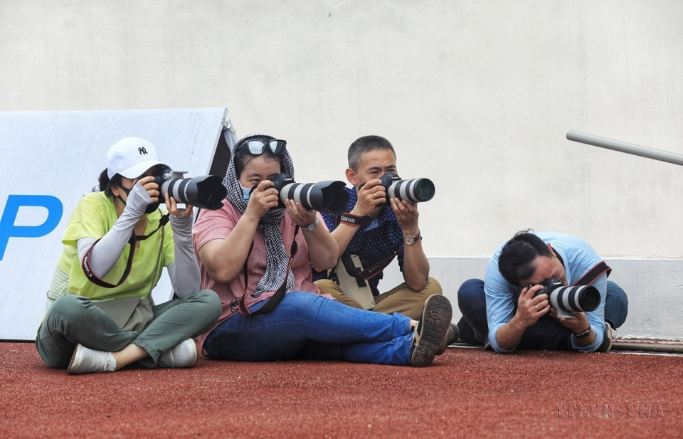 Un grupo de reporteros del Departamento de Redacción Fotográfica de la VNA trabaja en los 31º Juegos Deportivos del Sudeste Asiático (SEA Games 31) celebrados en Vietnam. Foto: VNA