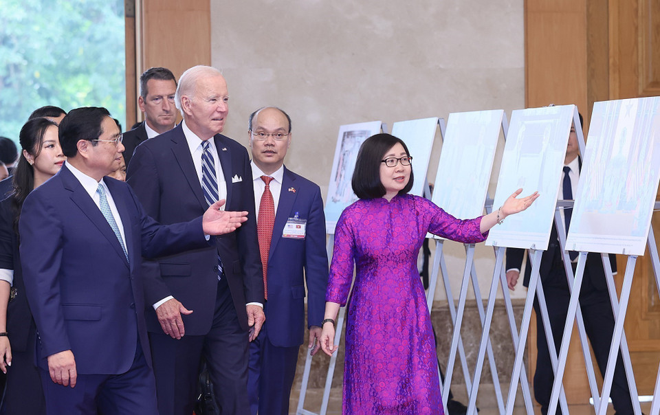 La subdirectora general de la Agencia Vietnamita de Noticias (VNA), Doan Thi Tuyet Nhung, presentó obras fotográficas al primer ministro Pham Minh Chinh y al presidente estadounidense Joe Biden, en una exposición realizada por la VNA (11 de septiembre de 2023). Foto: Duong Giang - VNA