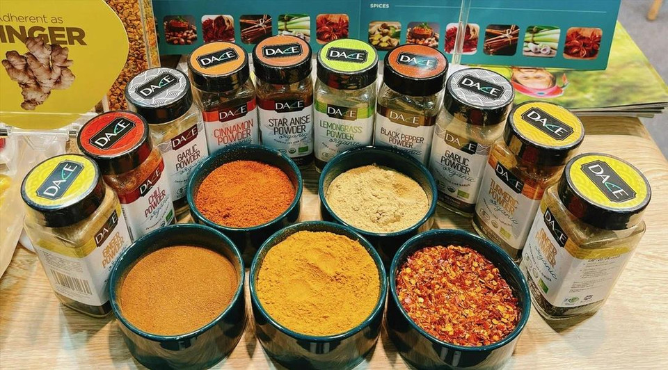 Especias de la empresa DACE en exhibición en una feria agrícola en Europa. (Foto: VNA)