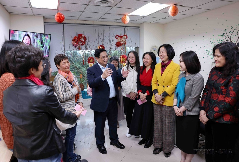 El primer ministro Pham Minh Chinh felicita a los reporteros y editores del Departamento de Noticias Internacionales de la VNA el 9 de febrero de 2024. Foto: Pham Kien – VNA