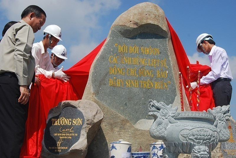 El viceprimer ministro, Truong Vinh Trong, participó en la ceremonia para lanzar el proyecto del Cementerio de la ruta marítima Ho Chi Minh, en el distrito de Thanh Phu en la provincia sureña de Ben Tre, en octubre de 2010. (Foto: VNA)