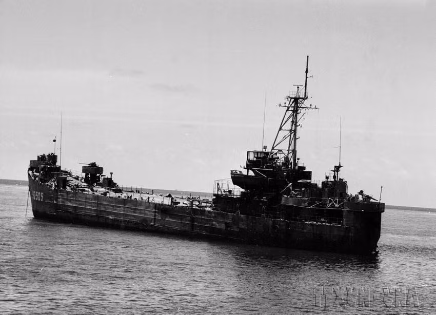 El barco HQ-505, la única embarcación de la fuerza naval vietnamita que no fue hundida por los invasores durante la batalla, logró tocar tierra en la isla Co Lin (Collins Reef) en marzo de 1988, convirtiéndose en un hito vivo de la soberanía de Vietnam. (Foto: VNA)