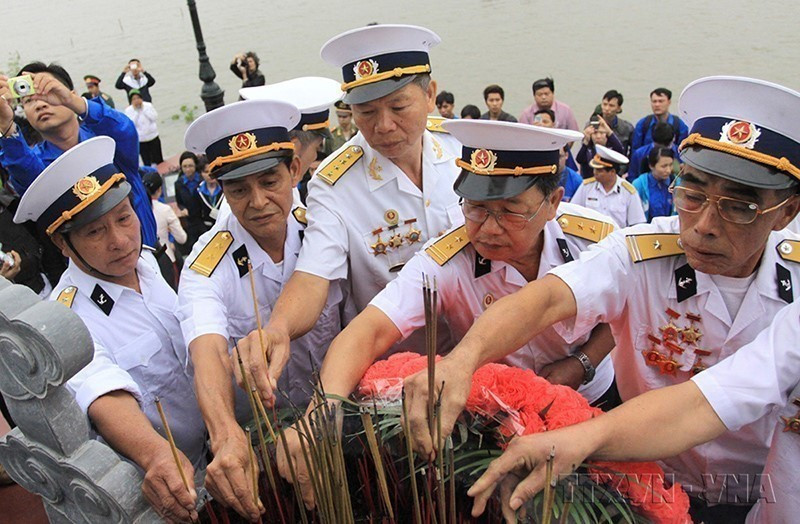 Los veteranos de los barcos "sin números" encendieron inciensos para rendir homenaje a sus camaradas caídos en el monumento conmemorativo de la ciudad norteña de Hai Phong. (Foto: VNA)