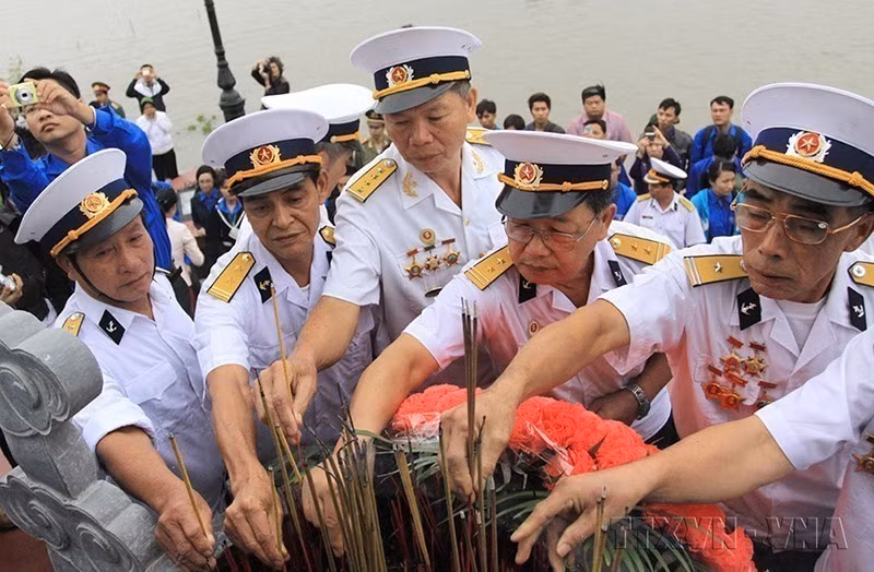 Los veteranos de los barcos "sin números" encendieron inciensos para rendir homenaje a sus camaradas caídos en el monumento conmemorativo de la ciudad norteña de Hai Phong. (Foto: VNA)