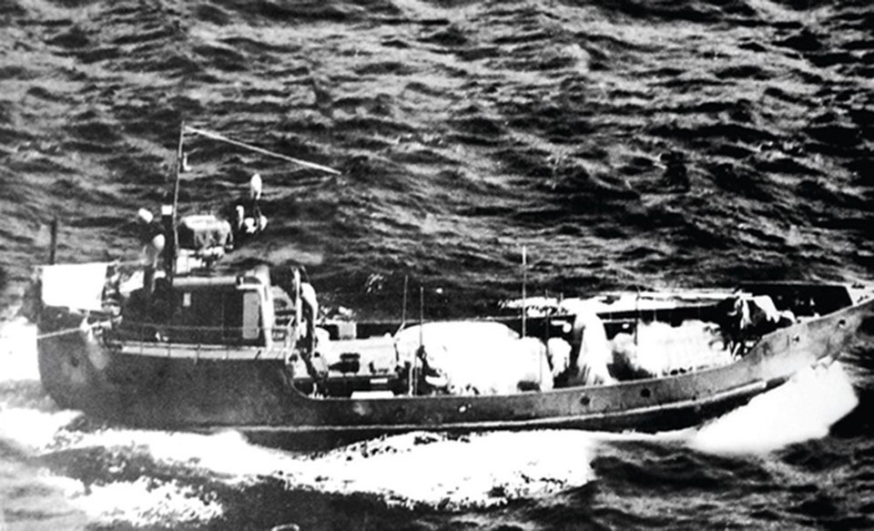 Durante la guerra de resistencia contra los Estados Unidos por la salvación nacional, numerosos barcos “sin números”, través de la legendaria Ruta Marítima Ho Chi Minh, sobrepasaron tifones y estrictos bloqueos del enemigo para transportar con éxito decenas de miles de toneladas de armas, alimentos y medicinas al frente sureño, contribuyendo a una gran victoria en la primavera de 1975. (Foto: Archivo)