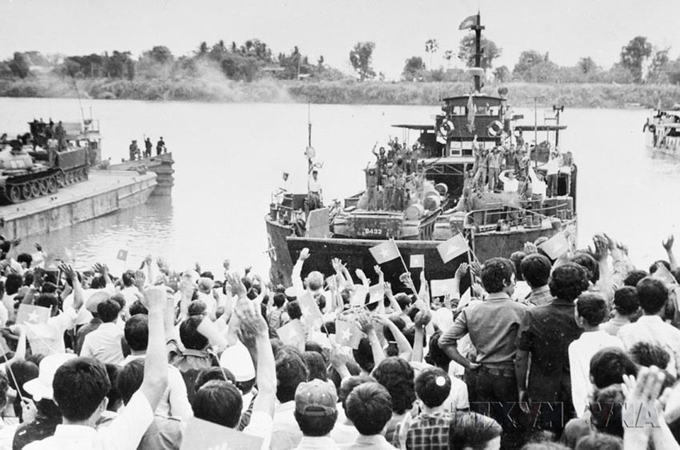 En 1989, la fuerza de transporte militar de la Armada, incluida la Brigada Naval 125, completó con éxito ocho rondas de transporte de voluntarios vietnamitas desde Camboya al país. (Foto: VNA)