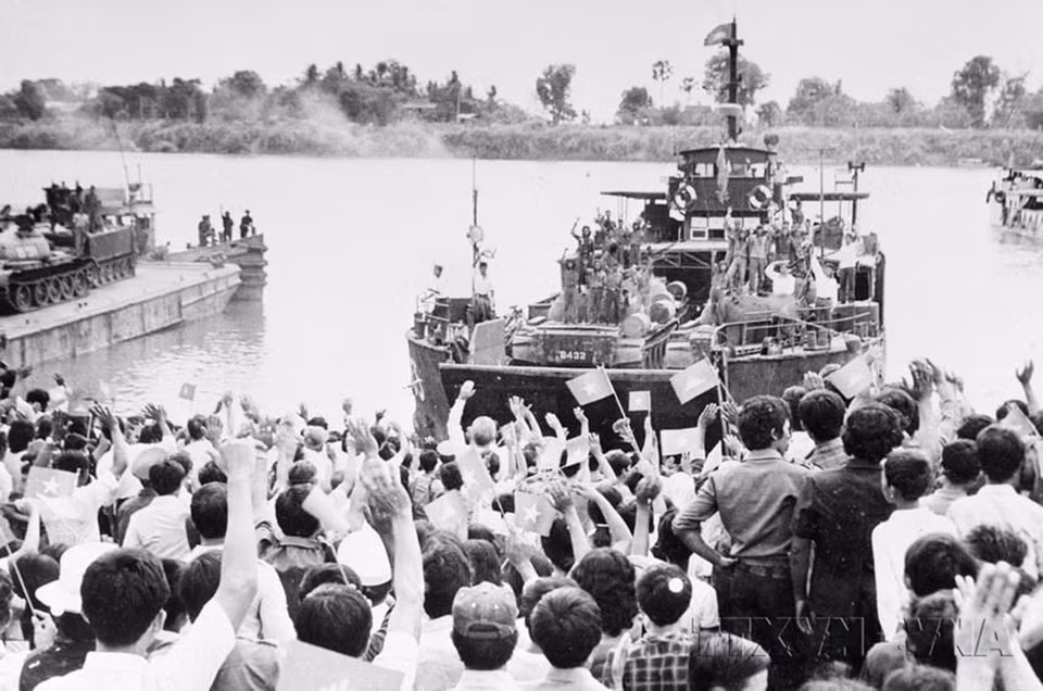 En 1989, la fuerza de transporte militar de la Armada, incluida la Brigada Naval 125, completó con éxito ocho rondas de transporte de voluntarios vietnamitas desde Camboya al país. (Foto: VNA)