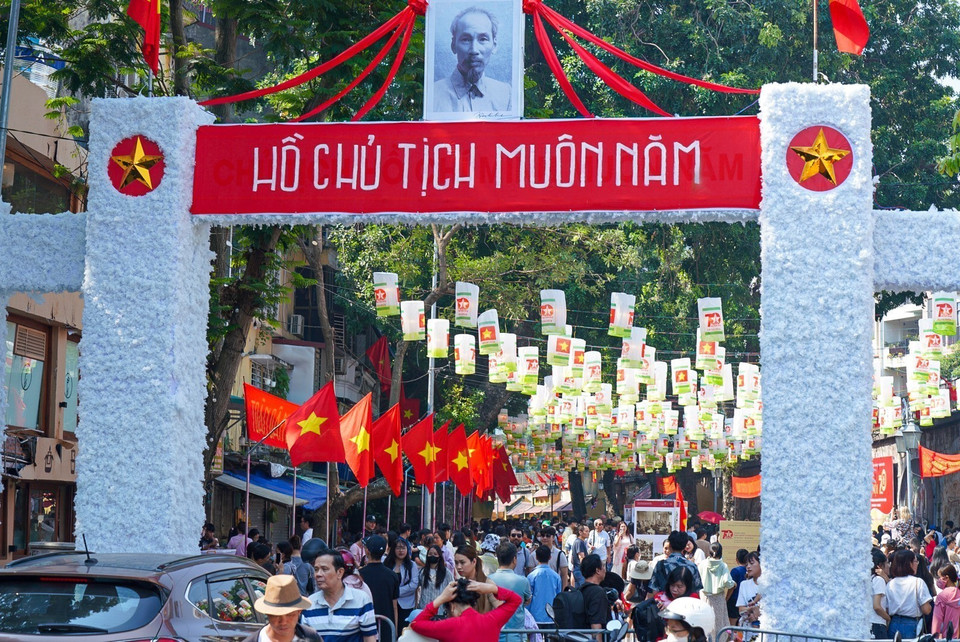 El espacio mural de la calle de Phung Hung atrae a un gran número de personas y turistas. (Fuente:VNA)