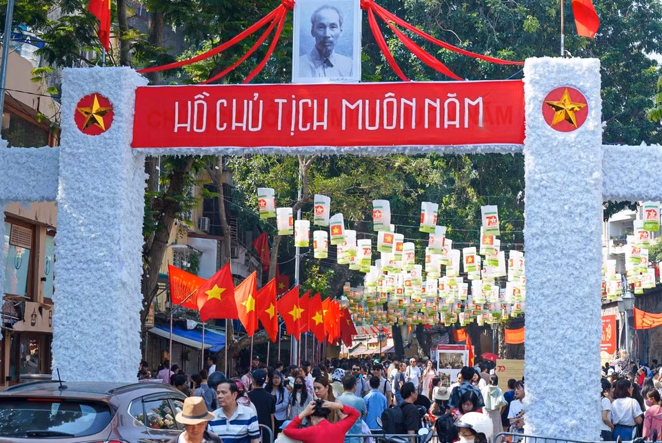 El espacio mural de la calle de Phung Hung atrae a un gran número de personas y turistas. (Fuente:VNA)