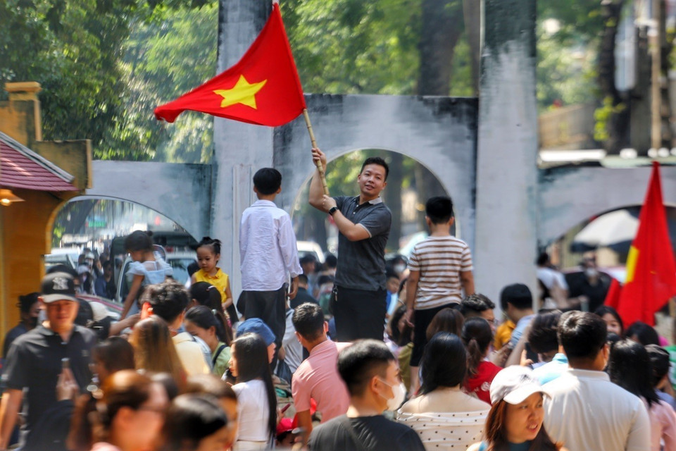El espacio mural de la calle de Phung Hung atrae a un gran número de personas y turistas. (Fuente:VNA)
