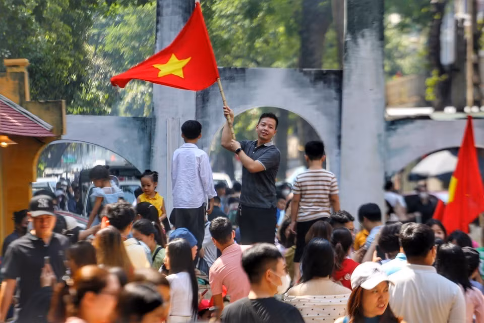El espacio mural de la calle de Phung Hung atrae a un gran número de personas y turistas. (Fuente:VNA)