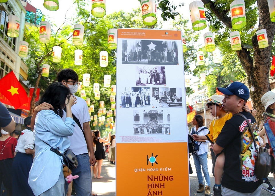Las personas contemplan imágenes históricas de Hanoi durante la guerra de resistencia contra los franceses. (Fuente:VNA)