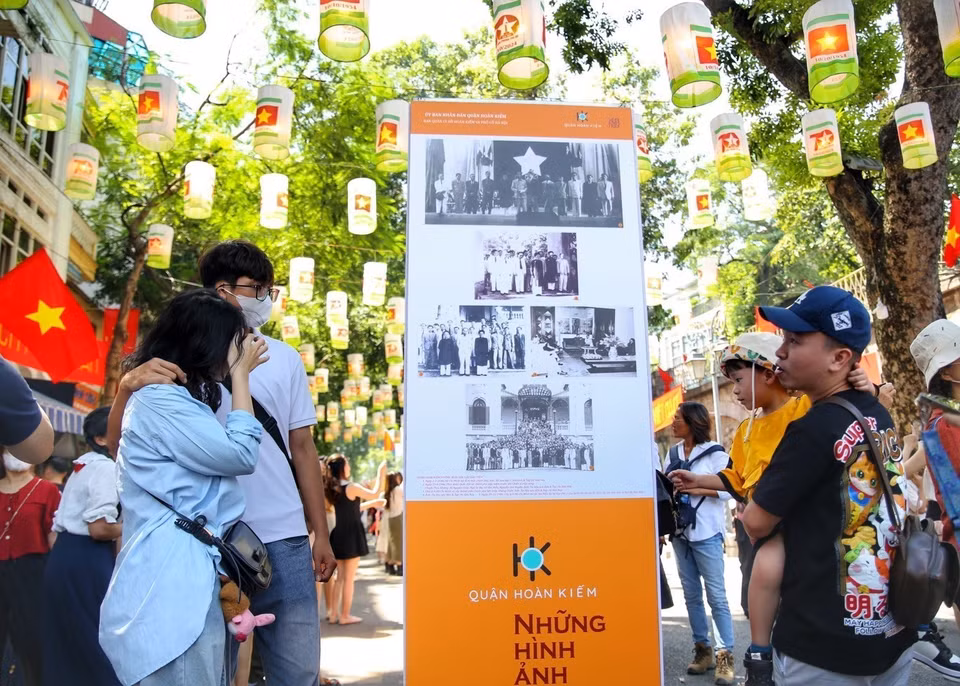 Las personas contemplan imágenes históricas de Hanoi durante la guerra de resistencia contra los franceses. (Fuente:VNA)