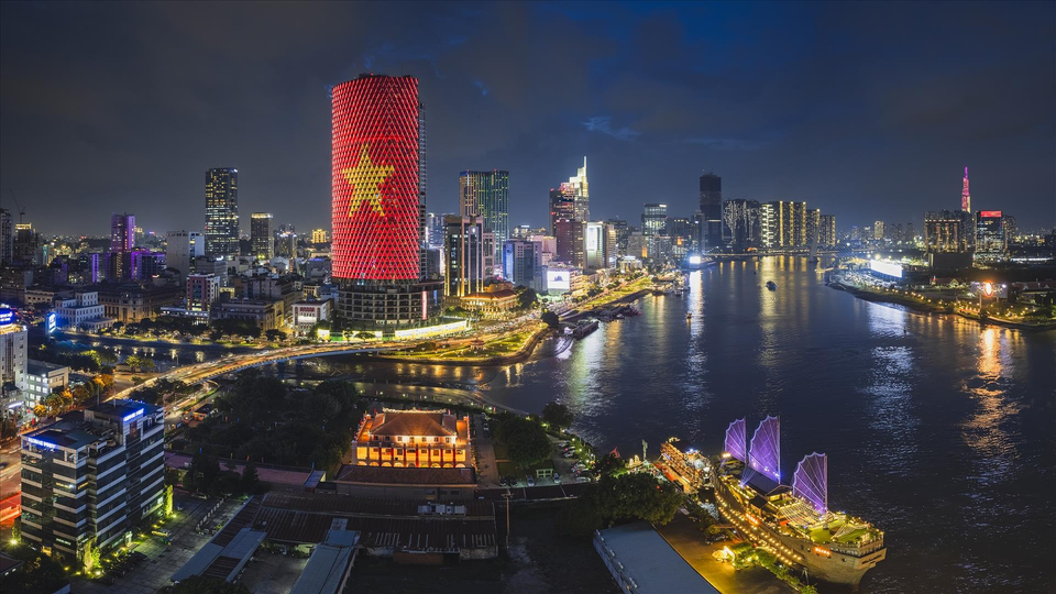 Ciudad Ho Chi Minh brilla intensamente por la noche a orillas del río Saigón. (Fuente: VNA)