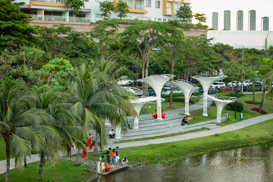 Las personas pasean por el campus del área urbana junto al río Saigón. (Fuente: VNA)