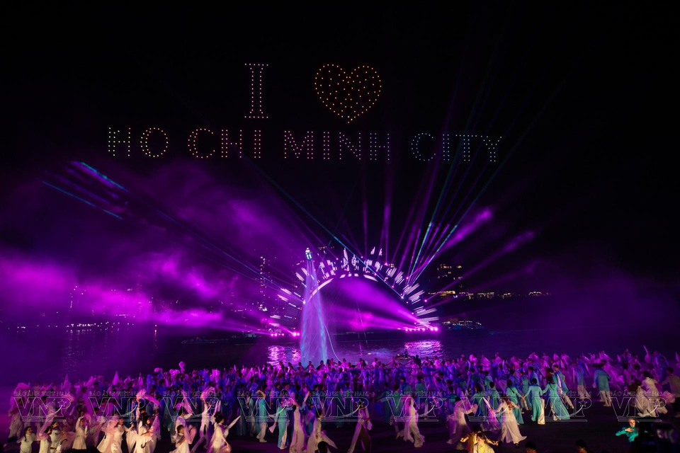 El Festival del Río de Ciudad Ho Chi Minh busca difundir el orgullo de una urbe en la que vale la pena vivir, inspirando así a los visitantes a realizar viajes para explorar y descubrir la metrópolis. (Fuente: VNA)