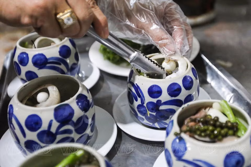 “Ojos de atún” se suele servir en un bol de cerámica para mantener el plato caliente. (Fuente:VNA)