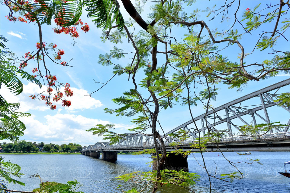 Hue también es famosa por ser una ciudad de ensueño con la belleza poética del río Huong (Perfume) y el puente Trang Tien. (Foto: VNA)