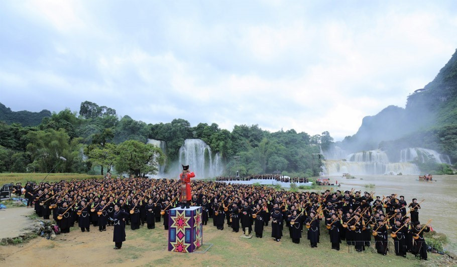 Promueven la divulgación de la imagen del país, la cultura y la gente de Vietnam con amigos internacionales. En la foto: Mil personas participan en un programa de interpretación del canto Then (canto ritual) y el cordófono, Tinh organizado en la cascada de Ban Gioc. (Fuente:VNA)