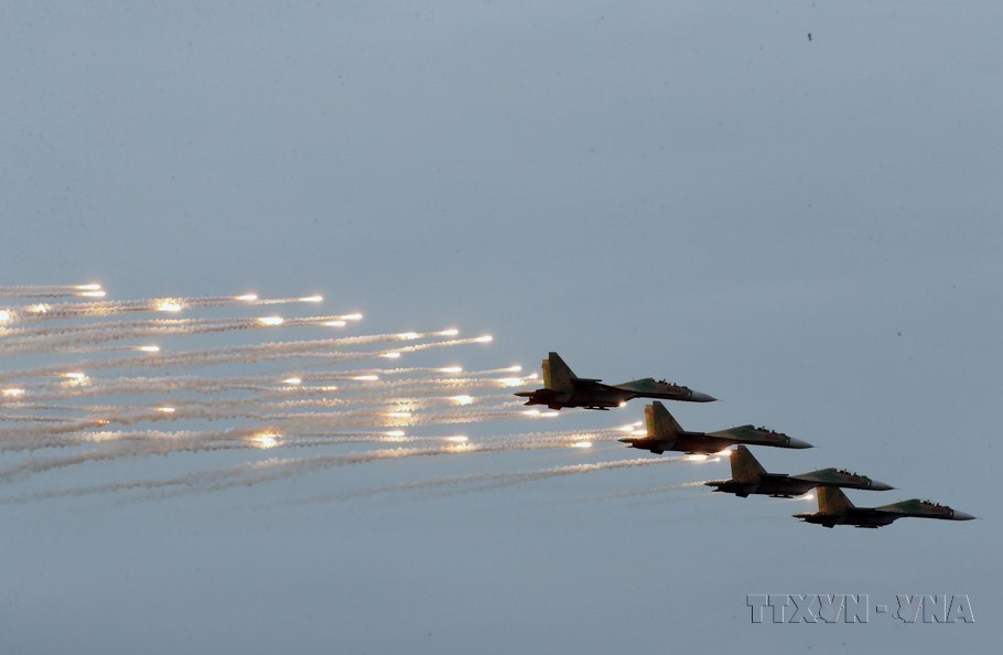 La Fuerza Aérea de Vietnam está equipada con modernos aviones de combate Su-30MK2, haciendo realidad la política de pasar directamente a la modernidad. (Fuente:VNA)