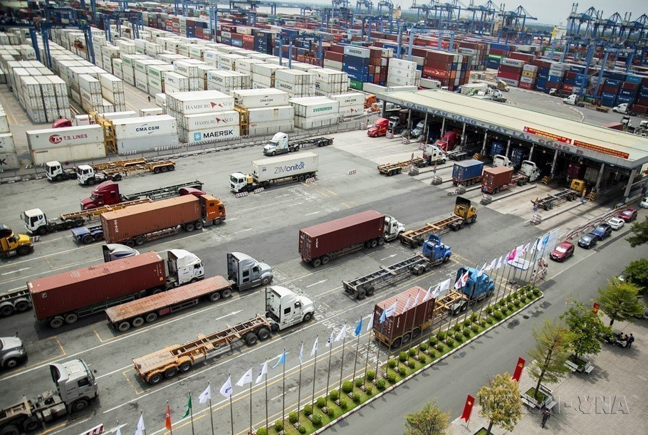 Las actividades de exportación e importación de las mercancías en el puerto Cat Lai, Ciudad Ho Chi Minh. (Fuente:VNA)