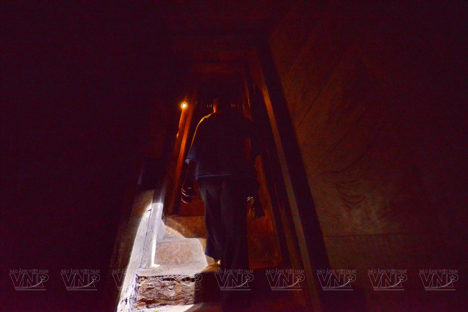 Los túneles son lo suficientemente estrechos para que solo pueda caminar una persona y casi no tiene luz, por lo que es muy oscuro y húmedo. Foto: Thanh Hoa/Revista Vietnam