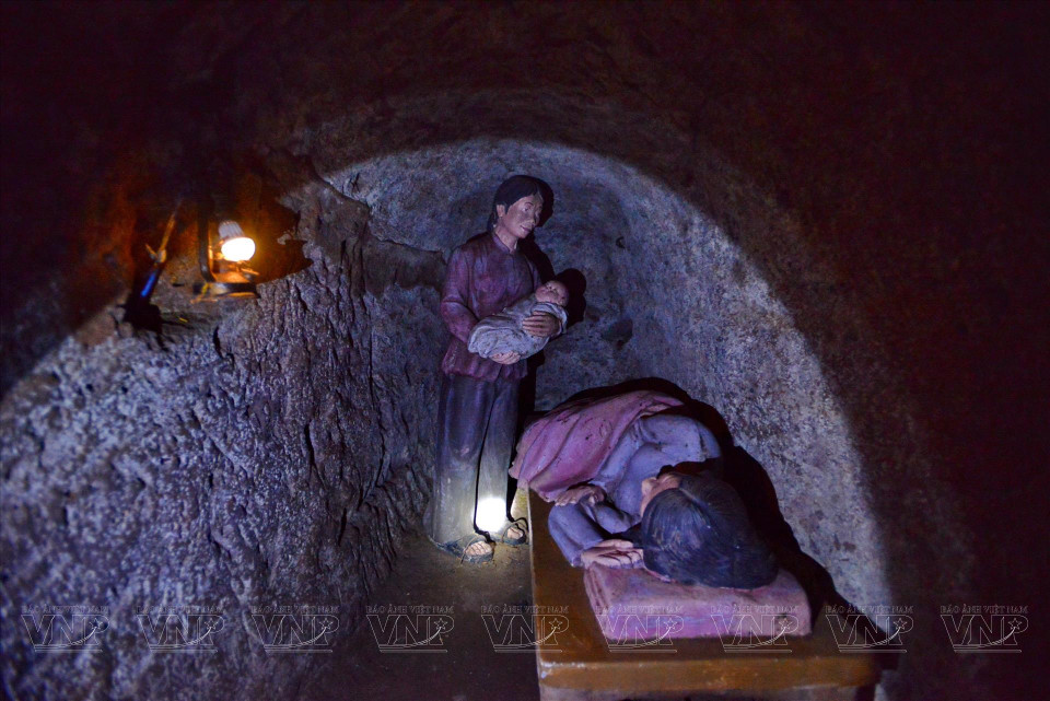La imagen muestra el espacio estrecho y falta de luz de la sala de maternidad en los túneles. Foto: Thanh Hoa/Revista Vietnam