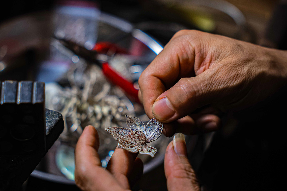 Los productos de plata de Dinh Cong son principalmente joyas, en especial para mujeres como pulseras, aretes, anillos y broches. Foto: Hoang Hieu – VNA