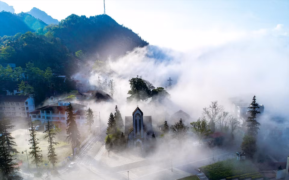 Durante casi 100 años, la iglesia de piedra de Sa Pa ha sido restaurada y conservada, convirtiéndose en una imagen típica de este lugar. Foto: Pham Bang