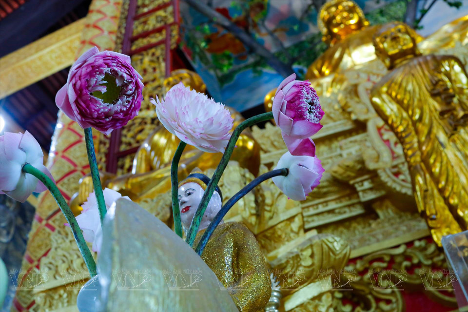 La gente ofrece flores a Buda durante la ceremonia de réquiem. Foto: Revista Vietnam
