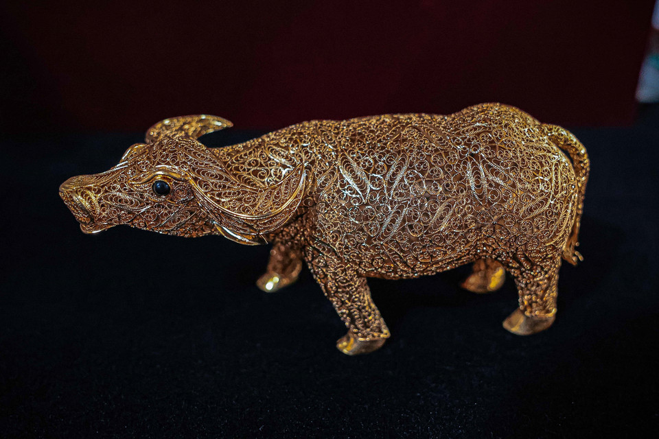 Búfalo bañado en oro: un producto sofisticado elaborado por las talentosas manos del artesano de Dinh Cong. Foto: Hoang Hieu – VNA