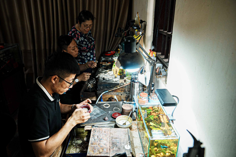 Los plateros de Dinh Cong todavía "mantienen vivo" diligentemente el oficio tradicional. Foto: Pham Tuan Anh – VNA