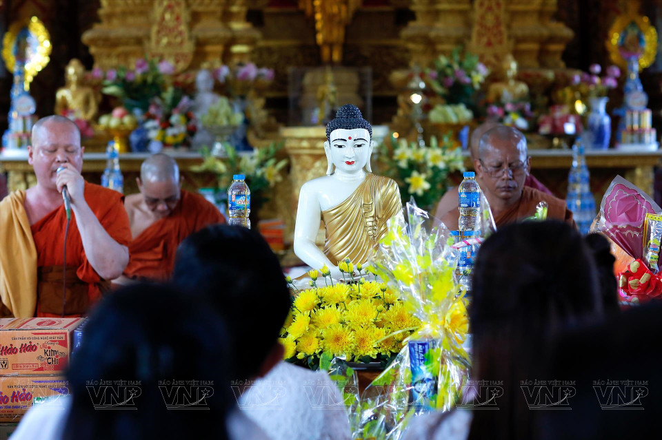 Todos presentan sinceramente sus respetos al Buda. Foto: Revista Vietnam