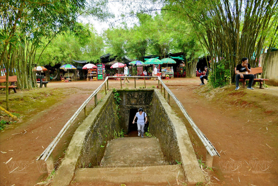 Una entrada justo al lado del camino al sitio de la reliquia de los túneles de Vinh Moc. Foto: Thanh Hoa/Revista Vietnam