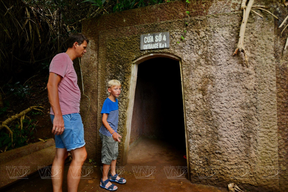 Los turistas extranjeros visitan los túneles de Vinh Moc. Foto: Thanh Hoa/Revista Vietnam