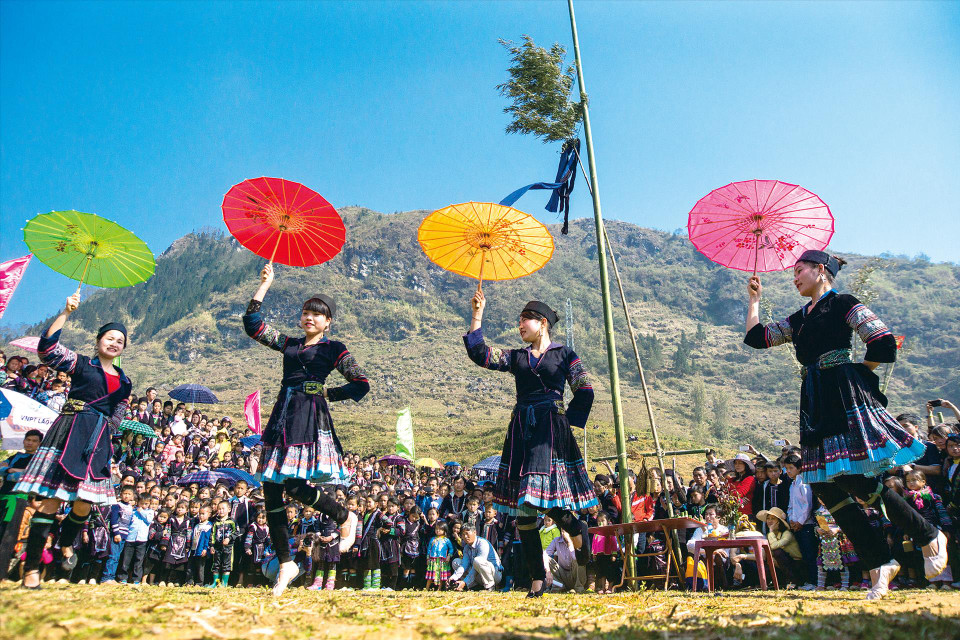 Un espectáculo de danza tradicional del pueblo Mong durante el Festival Gau Tao en Sa Pa. Foto: Pham Bang