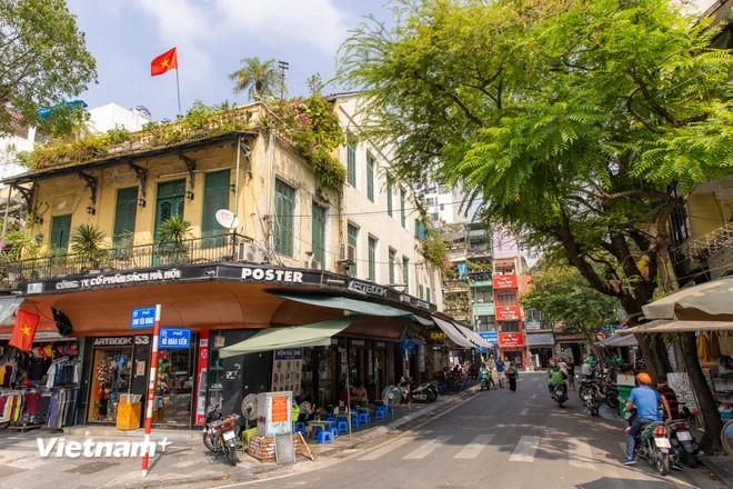La calle Ho Hoan Kiem no sólo destaca por su corta longitud, sino también por su rica historia y valor cultural. Las casas de la vía aún conservan su aspecto antiguo. (Foto: Vietnam+)
