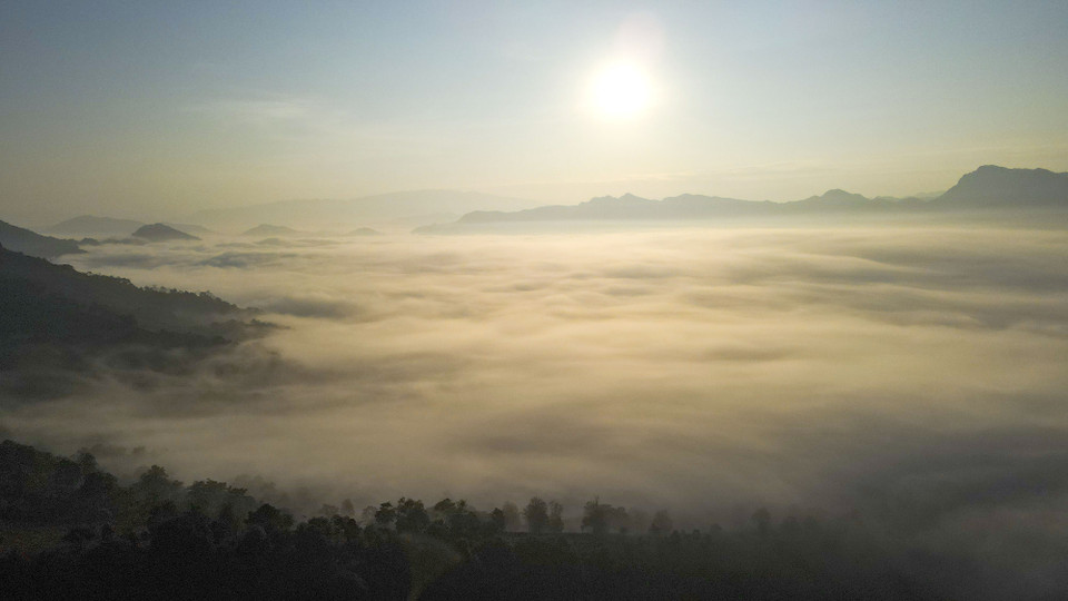 Todo el valle de Ang Nua (distrito de Muong Ang) está sumergido en un mar de nubes. (Foto: VNA)