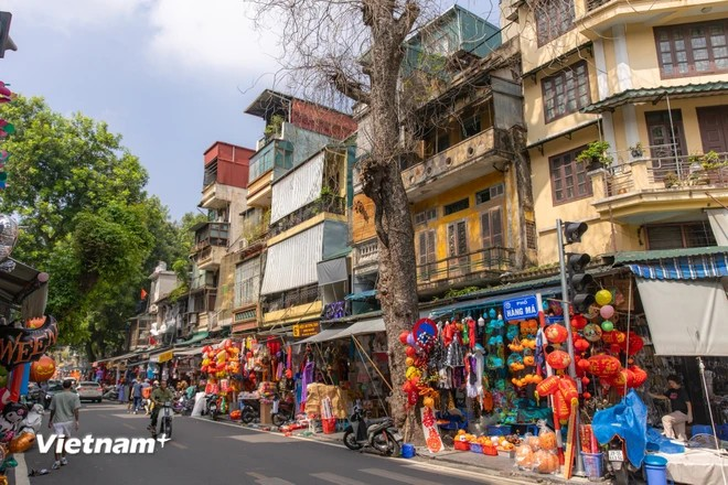 Situada en el corazón del casco antiguo de Hanoi, la calle Hang Ma es conocida por su ambiente bullicioso durante todo el año, especialmente durante el Tet (Año Nuevo Lunar) o el Festival del Medio Otoño. Aquí se reúnen comercios especializados en la venta de decoración, desde farolillos, papeles votivos hasta otro tipo de artículos decorativos hechos a mano. (Foto: Vietnam+)