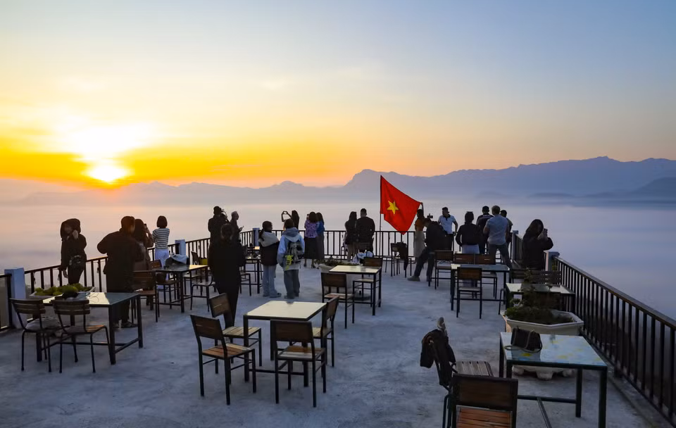 Para ver completamente el mar de nubes, los visitantes deben llegar al paso Tang Qua muy temprano. (Foto: VNA)