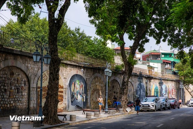 La calle Phung Hung, que solía contar con pocos visitantes, se ha "transformado" por completo al convertirse en un espacio de arte público único con vívidas pinturas murales. (Foto: Vietnam+)