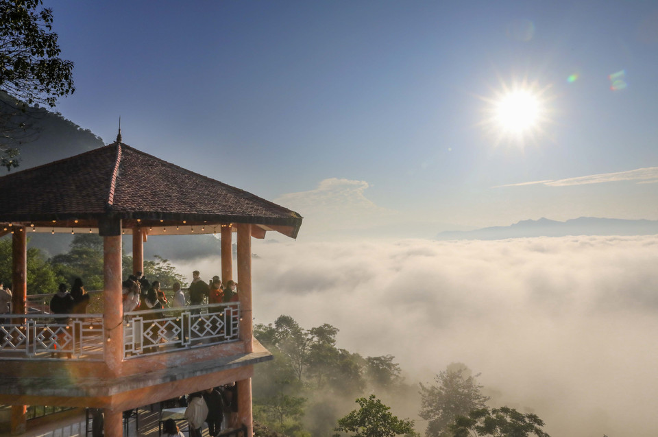Una cafetería con una vista sumamente relajada para que los visitantes hagan fotos al mar de nubes. (Foto: VNA)