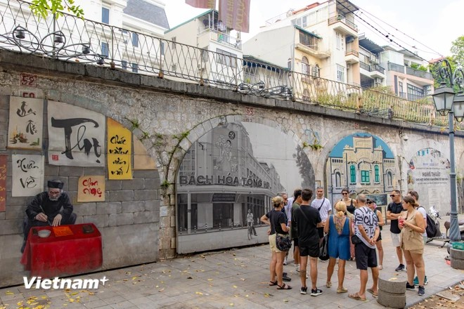 La calle de murales Phung Hung se ha convertido rápidamente en un lugar ideal para tomar hermosas fotografías. También se organizan regularmente allí actividades culturales y de arte callejero, creando un atractivo adicional para este espacio artístico. (Foto: Vietnam+)